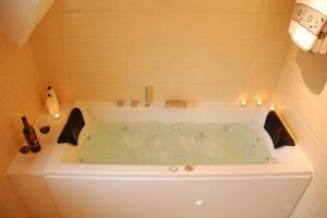 O baie la Ferienhaus Wellenbrecher Sauna - Whirlpool - Kamin - Wlan - Wii - bis 6 Personen +34 fotografii