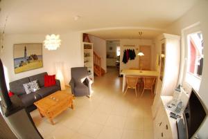 O zonă de relaxare la Ferienhaus Wellenbrecher Sauna - Whirlpool - Kamin - Wlan - Wii - bis 6 Personen