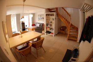 O zonă de relaxare la Ferienhaus Wellenbrecher Sauna - Whirlpool - Kamin - Wlan - Wii - bis 6 Personen