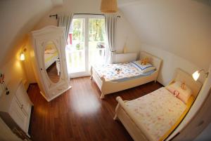 Un pat sau paturi într-o cameră la Ferienhaus Wellenbrecher Sauna - Whirlpool - Kamin - Wlan - Wii - bis 6 Personen