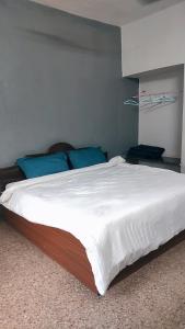 Postel nebo postele na pokoji v ubytování Swanky Sojourns Homestay + 11 fotografií