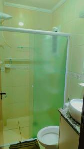 Et badeværelse på APARTAMENTO PRAIA GRANDE, Varanda Gourmet & Vaga de Garagem