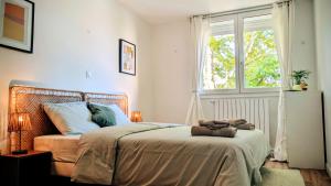 una camera da letto con un letto grande con una finestra di Yutz and Zen a Basse-Yutz