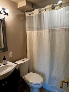 BeamsvilleKing Bed Queen Pull Out Beamsville Modern Rustic Suite的相册照片