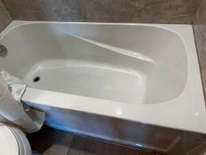 BeamsvilleKing Bed Queen Pull Out Beamsville Modern Rustic Suite的相册照片