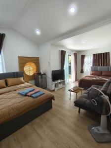 Ban Khlong KathonLhong Luk Khao Camping的一间带两张床和风扇的大卧室