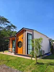 Ban Khlong KathonLhong Luk Khao Camping的一栋小房子，门窗都是橙色的。 更多33张照片