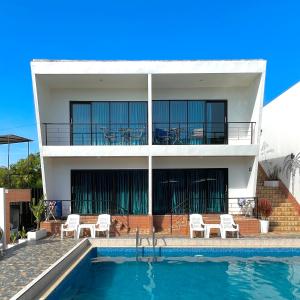 格兰岛Lastsearesort ลาสซี รีสอร์ท的一栋建筑旁边有游泳池的房子