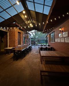 Un restaurante con mesas y sillas de madera en una sala. en Nannup Hotel Motel, en Nannup