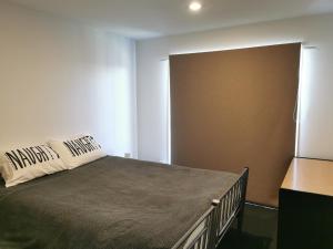 Ένα ή περισσότερα κρεβάτια σε δωμάτιο στο CHC Townhouse +2 φωτογραφίες