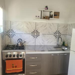 Η κουζίνα ή μικρή κουζίνα στο Kateké