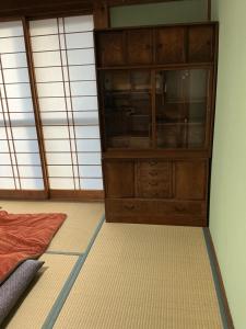 Η βιβλιοθήκη του ξενώνα