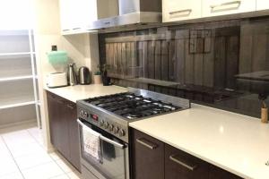 Geelong 3 Bedroom Lovely House في Hamlyn Heights: مطبخ مع فرن موقد في المطبخ +9 صور