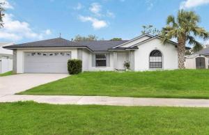 a white house with a palm tree and a driveway at Hermoso apartaestudio en Orlando in Orlando