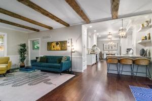 un soggiorno con un divano blu e una cucina di The Hideaway 4200 Luxury 4BR Home with Theater Game Room Fire Pit and Gym a Evansville