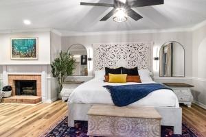 Ένα ή περισσότερα κρεβάτια σε δωμάτιο στο The Hideaway 4200 Luxury 4BR Home with Theater Game Room Fire Pit and Gym