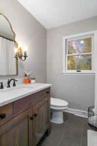 Ένα μπάνιο στο The Hideaway 4200 Luxury 4BR Home with Theater Game Room Fire Pit and Gym