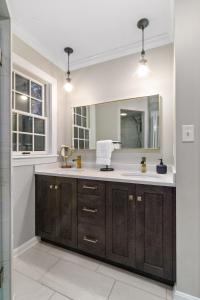 Φωτογραφία από το άλμπουμ του The Hideaway 4200 Luxury 4BR Home with Theater Game Room Fire Pit and Gym σε Έβανσβιλ +52 φωτογραφίες