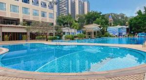 Bazén v ubytování Dongguan Castfast Hotel nebo v jeho okolí