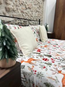 费伦蒂诺Loft dei Ciclopi Ferentino的一张带花卉床罩和枕头的床