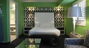 Un pat sau paturi într-o cameră la Cabana Suites at El Cortez