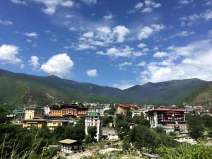TshalunangHotel Valley Thimphu的以群山为背景的城市景观