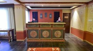 TshalunangHotel Valley Thimphu的建筑物内有人群的房间里设有柜台