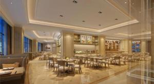 una sala da pranzo con tavoli e sedie in un ristorante di Vienna International Hotel Chengdu New International Conference and Exhibition Center Branch a Chengdu