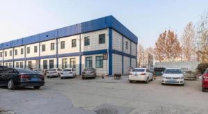 济南7 Days Premium Jinan Gaoxin Qu Wanda Plaza的建筑物前停放汽车的停车场