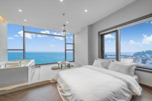 Una habitación con cama y vistas al océano. en 안목을높이다 펜션, en Kyŏnso