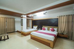 Ένα ή περισσότερα κρεβάτια σε δωμάτιο στο HOTEL RAMA RESIDENCY +130 φωτογραφίες