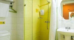 Ένα μπάνιο στο Home Inn-Qingdao Chongqing Zhong Road Licang Walking Street +68 φωτογραφίες