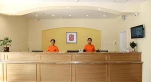 Μέλη του προσωπικού του Home Inn-Qingdao Chongqing Zhong Road Licang Walking Street