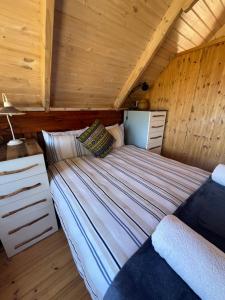 Ένα ή περισσότερα κρεβάτια σε δωμάτιο στο Plett Candlewood Tiny House