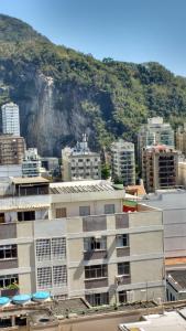 a view of a city with a mountain in the background at Kitinet na Praia de Botafogo in Rio de Janeiro