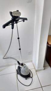 a microscope on the floor in a room at Kitinet na Praia de Botafogo in Rio de Janeiro