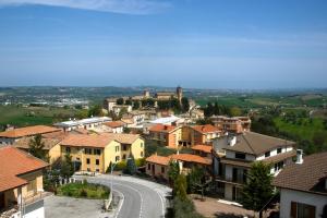 uma pequena aldeia com uma estrada no meio em Affittacamere Rooms Di Matteo em San Paolo di Iesi