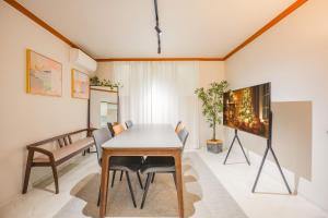 Μια τηλεόραση ή/και κέντρο ψυχαγωγίας στο 겨울특가 전포역 도보 4분 퀸침대 4개