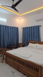 Una cama o camas en una habitación de The Paul Residence