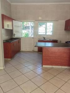 Una cocina o cocineta en Amanzimtoti Nature Reserve, Getaway Holiday