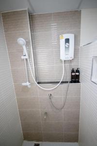eine Dusche mit Duschkopf in einem Badezimmer in der Unterkunft Na Care Hotel in Chaiyaphum