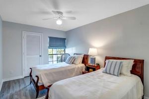 Una cama o camas en una habitación de Sunshine Manor - Oceanfront Retreat