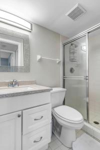 Un baño de Sunshine Manor - Oceanfront Retreat 18 fotos más