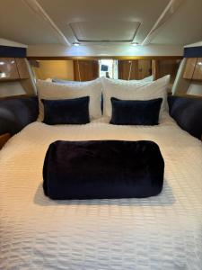 Voodi või voodid majutusasutuse ENTIRE LUXURY MOTOR YACHT 70sqm - Oyster Fund - 2 double bedrooms both en-suite - HEATING sleeps up to 4 people - moored on our Private Island - LEGOLAND WINDSOR THORPE PARK ASCOT RACES Heathrow WENTWORTH LONDON Lapland UK Royal Holloway toas