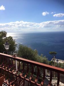 uma vista para o oceano a partir de um banco em La Pizzerella di Amalfi em Amalfi