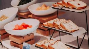 un tavolo con piatti di pane e ciotole di frutta di Borrman Hotel Changsha Wuyi Square Yingbin Road Metro Station a Changsha