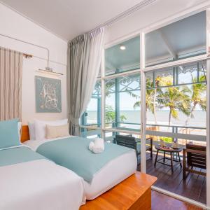 ein Schlafzimmer mit Bett und Blick auf das Meer in der Unterkunft Private Oceanfront Colonial Beach Villa 6Bedrooms, Sleeps 28, Hua Hin in Hua Hin + 114 Fotos