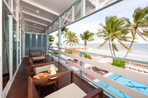 einen Balkon eines Resorts mit Meerblick in der Unterkunft Private Oceanfront Colonial Beach Villa 6Bedrooms, Sleeps 28, Hua Hin in Hua Hin