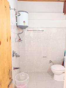 un baño con inodoro y lavabo en Hotel BHRIGU, en Manali
