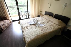 A bed or beds in a room at Bendita Mare Aparthotel